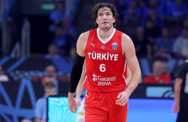 开云平台-出手不多但是准！奥斯曼4记三分球拿下17分1板1助