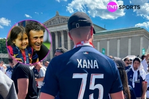 欧冠决赛现场 巴黎球迷身穿恩里克去世女儿的球衣❤️‍