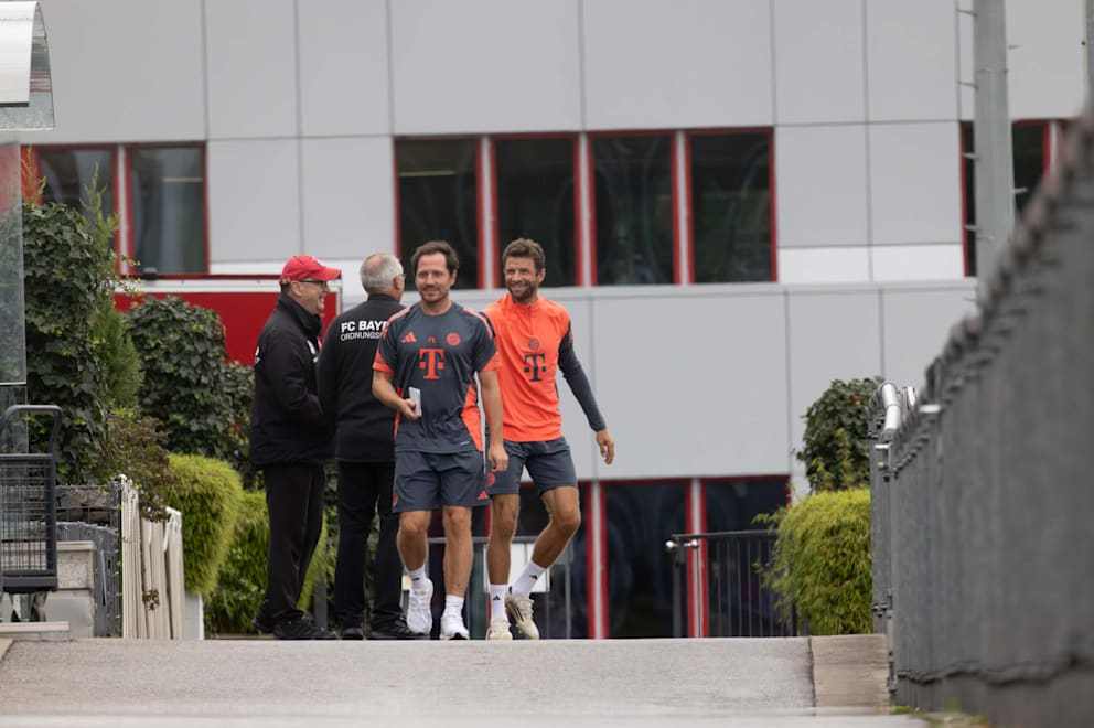 中国体育-图片报：穆勒现身塞本纳大街，再次身着拜仁球衣亮相训练基地