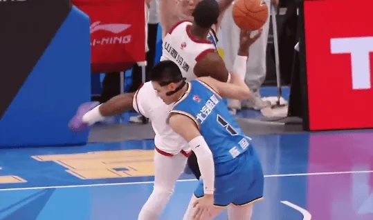 陈盈骏防守中直接拉倒迪亚洛，随后奈特冲向前者进行理论