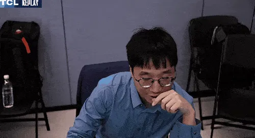 在AL打出前期优势后，Tabe教练激动高举双手和旁人沟通